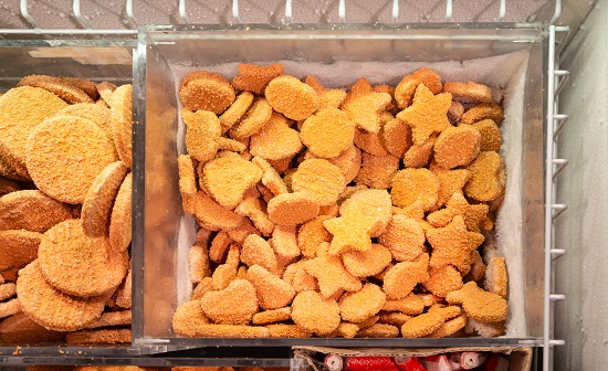 Fish nuggets in the freezer. Frozen seafood. Frozen food counter at the supermarket. Top view. SSUCv3H4sIAAAAAAAACpySwW7DIAyG75P2DhHnVmoLWdu9SrWDAadBpVAB6TRVffcZSCp23Q1/tn/7j/N4f+s6JiEaxT67R44oNtZOMQVIxjvCm9XMAzqNoSX3wD82LQDTRqhN8sGAbaGEpEYHVyToJmszfpYkiwnSFDHmXWakIOGZNCp8SdSFTzXulkRJUgelGFs1LE6ysAVV8X911sfXy/AZnfopCzdGAlqEauRUS9nlO2G4ttZg0sY3ru5egc0FvFECc4MAf/puwSjjzg3xaSx3WZSUn1wKeauXGWa9v4G0+asPNAYXPkKMVK4X3sxW9Bf4azPH+VQ8zapM03FyuOVcHHcHvu93e9GL417MBfWgoyGdss4iRLG6GN26MnkDNnC+lVzAukeQa8HVsJaK00totYEtip080C2evwAAAP//AwBxZ6FsuQIAAA==